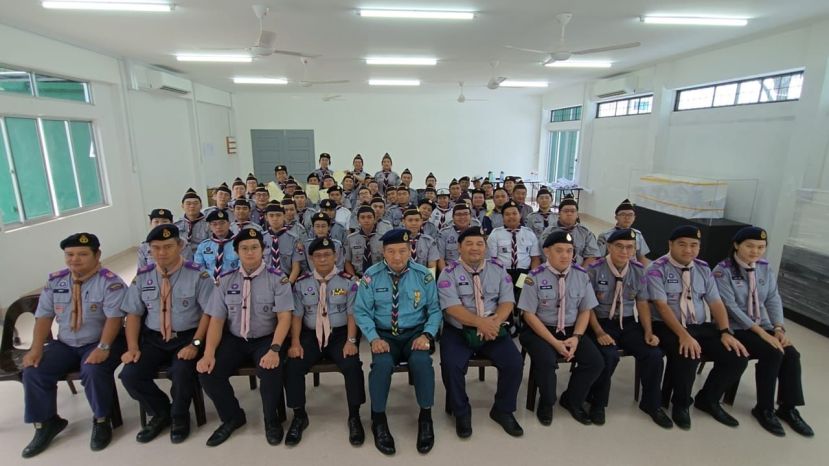 全体参与教练，领袖与训练官大合照。砂拉越童军协会副会长哈芝佐玛亚(前排左5)由砂副首席童军总监梅托迪尔及伊玛黄陪同(左4及左6)。