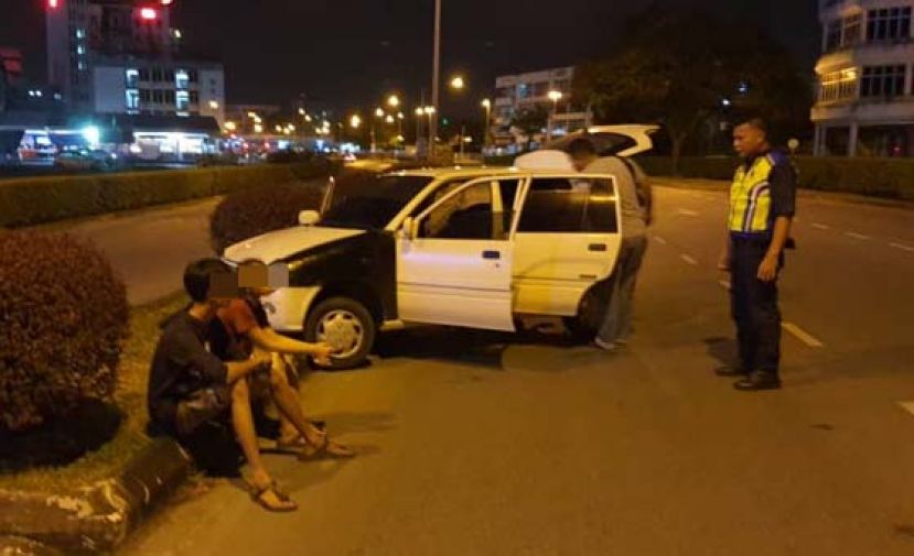 警方拦截可疑轿车展开调查。