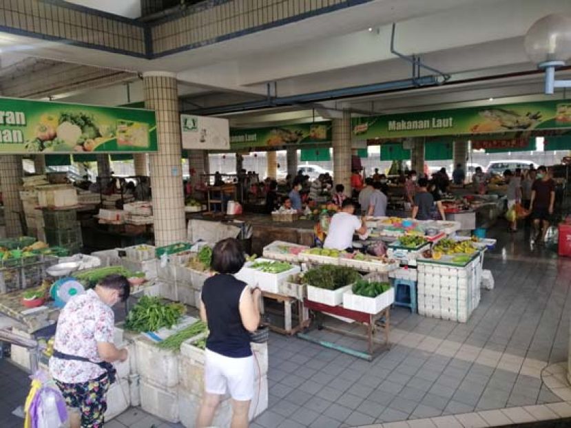 古晋三哩巴刹菜市场人潮已不如往日。