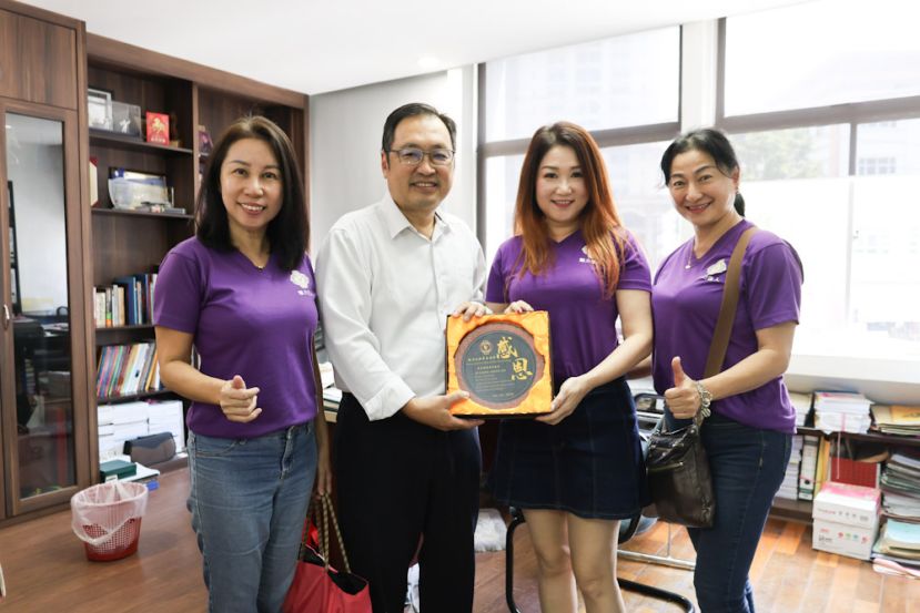 黄伟緧（右2）在副会长沈惠香（左1）及秘书陈亿（右1）的陪同下，赠送纪念牌予张健仁。