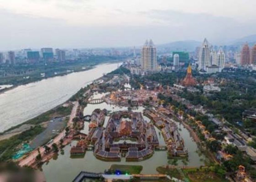 图为澜沧江江边。