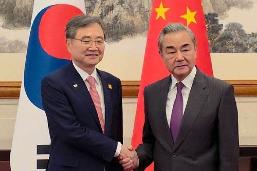 王毅与赵显於首尔举行会谈，呼吁韩方独立自主发展外向关系，并强调美朝会谈取决於美方能否改变敌视政策。