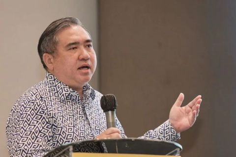 交通部长陆兆福。