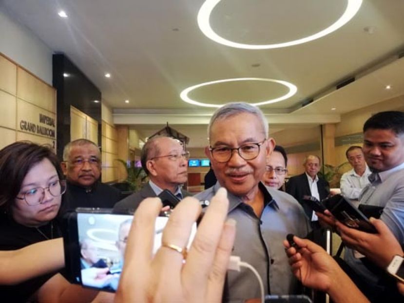砂首长署廉正与监察部长拿督达立祖基菲（中）强调，跟随在首长身边多年工作的他，绝对相信首长拿督巴丁宜阿邦佐是个廉政之人。