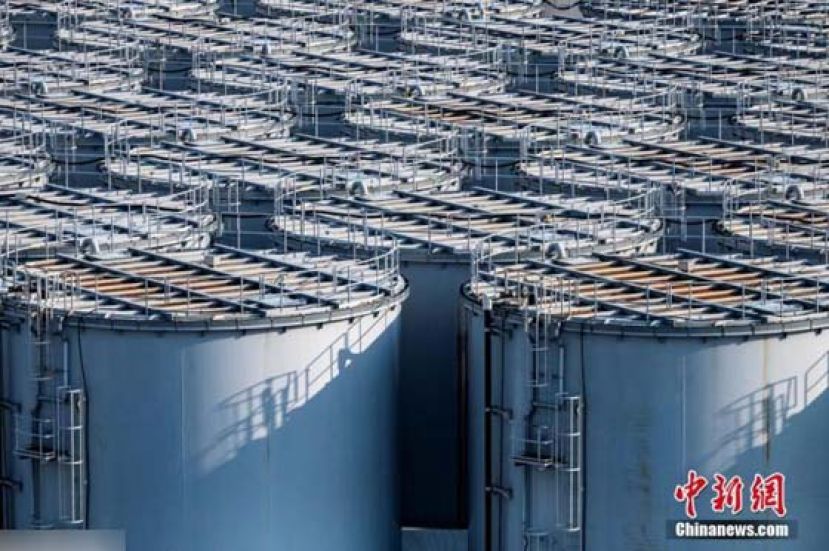 4月13日，日本政府正式决定，福岛第一核电站核污水经过滤并稀释后将排入大海。图为2月11日的日本福岛第一核电站核污水储水罐。