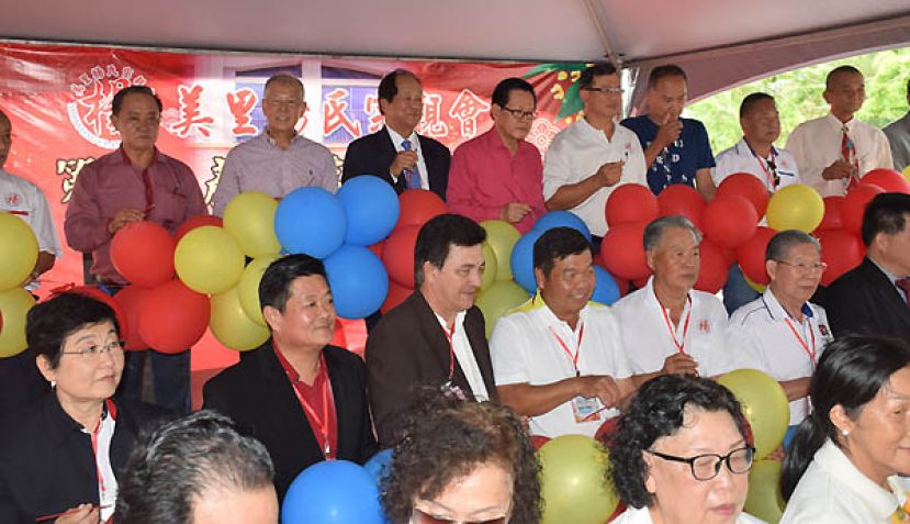 拿督李景胜(左4)与拿督杨天培(左3)、杨子庆(左5)及众赞助人为美里杨氏宗亲会新产业主持联合开幕礼。左2是拿督陈超耀。