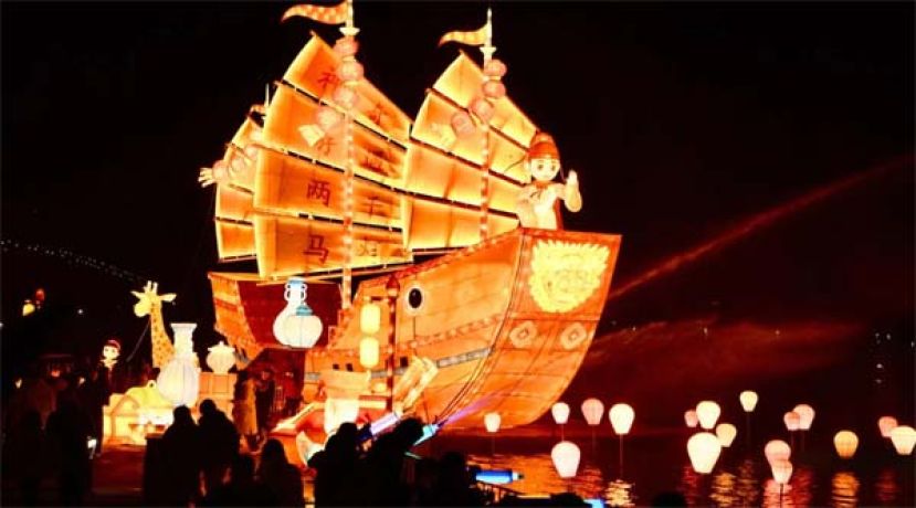 &ldquo;两马同春闹元宵&rdquo;亮灯迎客。
