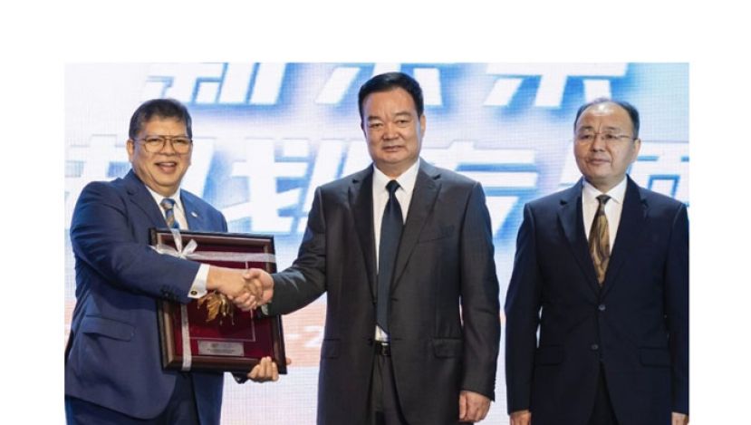 西藏自治区委员会书记王君正(中)赠送纪念品予佐哈里阿都(左)，右为欧阳玉靖。