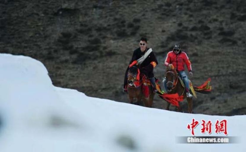 巡护队队员骑马过雪地。