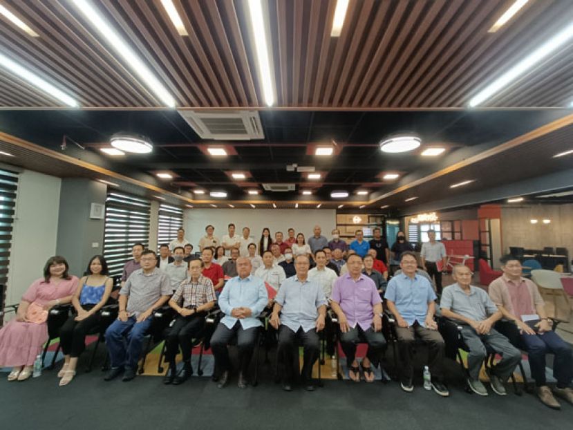 前排右起青商团团长蔡明龙、福利组主任何金明、数字经济组主任田松茂、秘书长拿督蔡文铎、副会  长郭应茂、公关组主任范庆和、人力资源发展组主任郑佑上、农业组主任卢少奎。