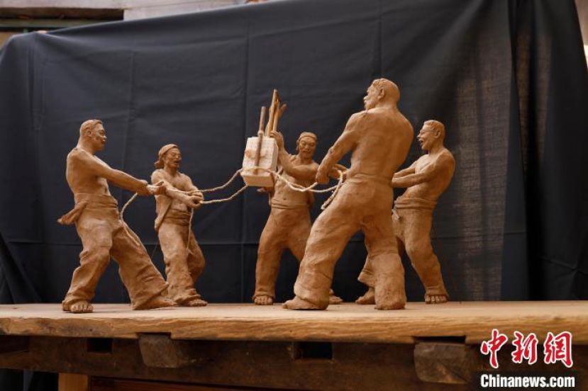 市级非遗项目&ldquo;菏泽泥塑&rdquo;代表性传承人赵东民的泥塑作品《黄河号子》。