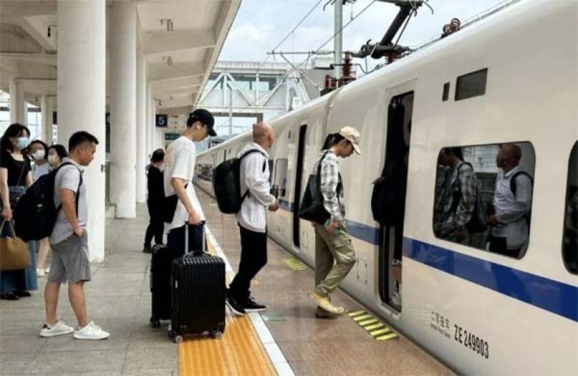 中国铁路年发送旅客，首次突破40亿人次。