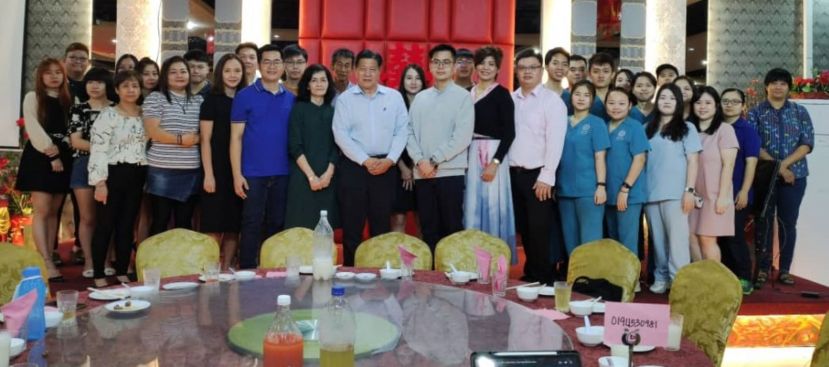 砂医总会长江宗兴医学博士（前排左8）与会员庆祝&ldquo;中医日&rdquo;。