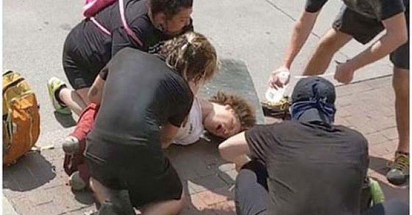 示威者被警方夺去取义肢后，躺在地上苦不堪言。