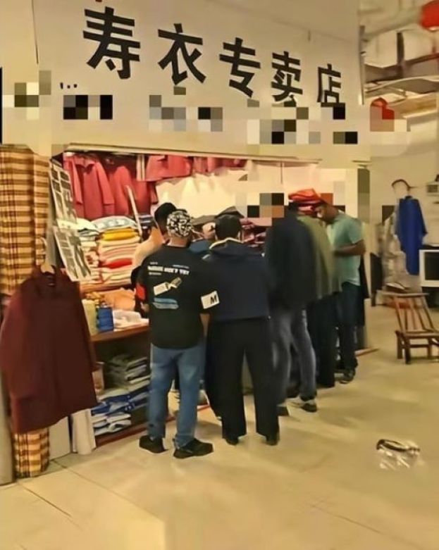 外国人逛寿衣专买店 网友：以为是唐装？