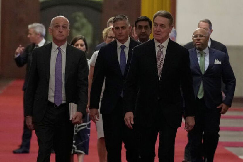 美国众议院议员罕见访中，旨在稳定两国关系由民主党众议员亚当史密斯率领的两党代表团在北京人民大会堂会见了中国国务院总理李强。