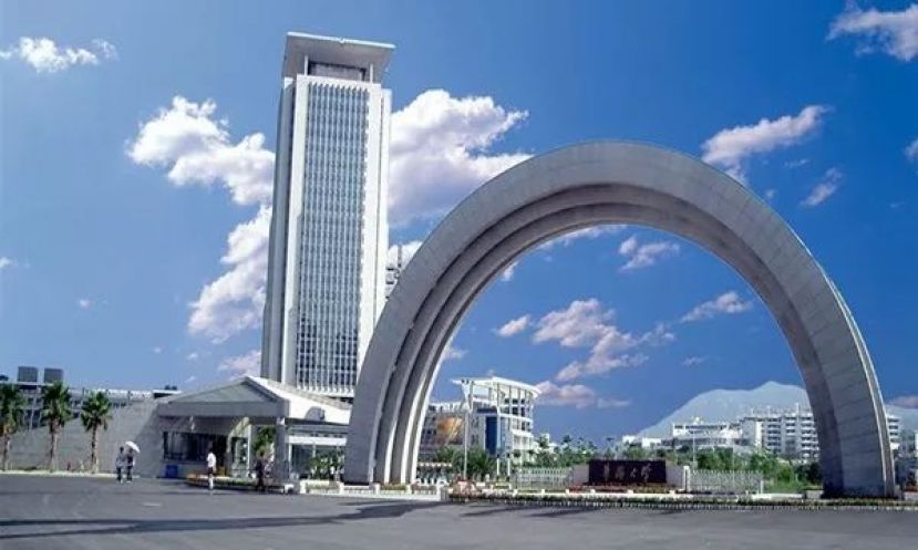 华侨大学总占地面积210多万平方米，图书馆藏书500余万册，基础设施完善，实验室设备先进，具有一流的学生宿舍和&ldquo;全国高校百佳食堂&rdquo;，拥有篮球、足球、羽毛球、网球、游泳、攀岩等活动场地，是海内外学子求学的圣地、成才的摇篮。