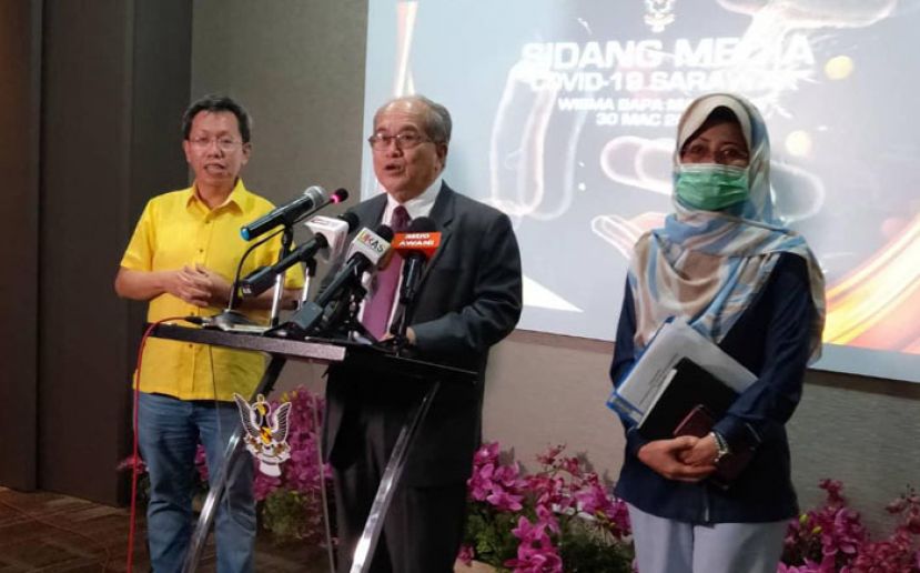 砂拉越灾难管理委员会主席拿督阿玛道格拉斯（中）主持新闻发布会。