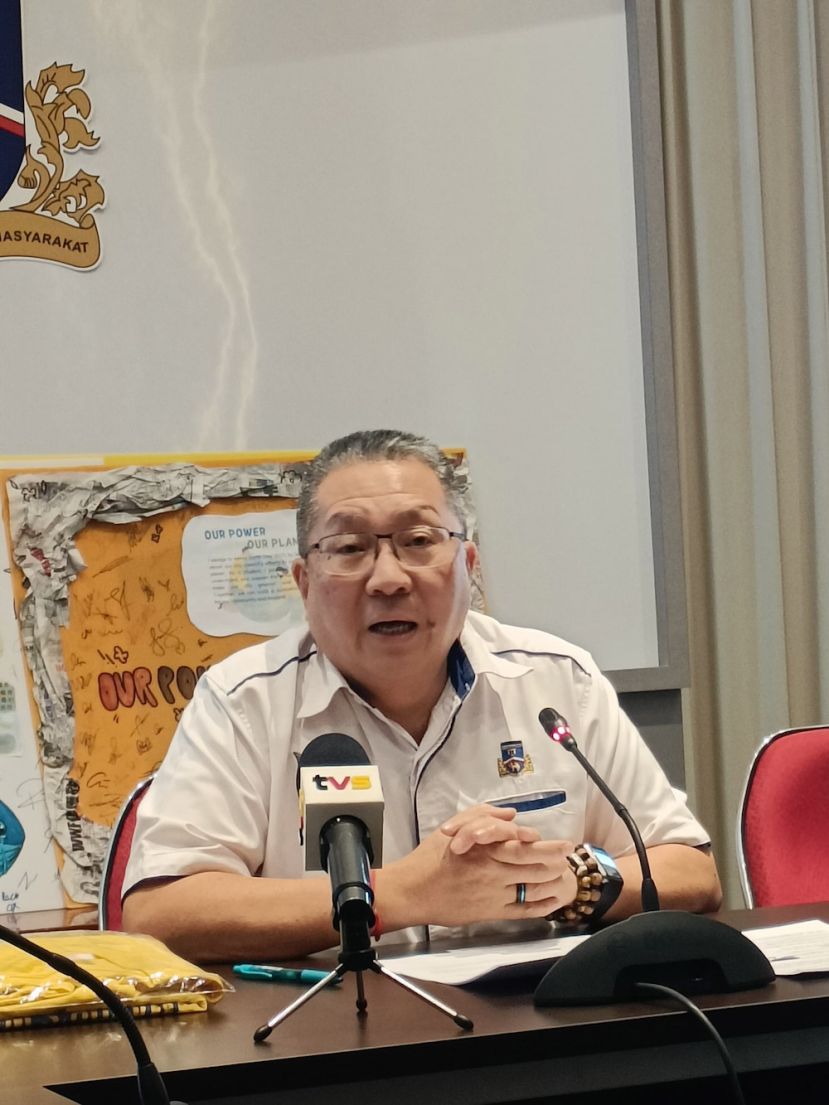 古晋南市市长拿督黄鸿圣。