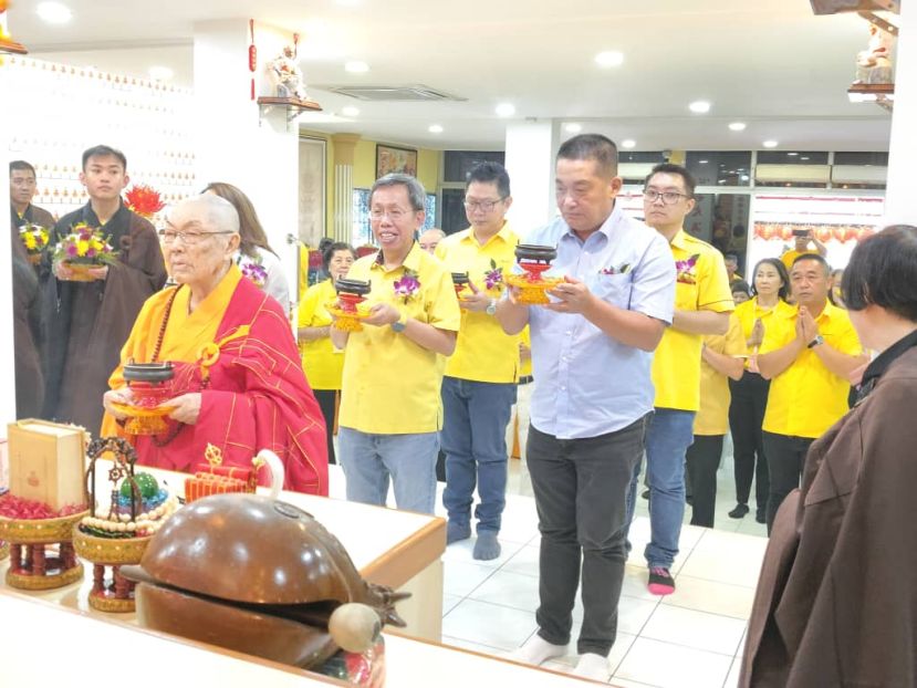 大觉林佛教会住持上筱下航法师主持供养仪式。