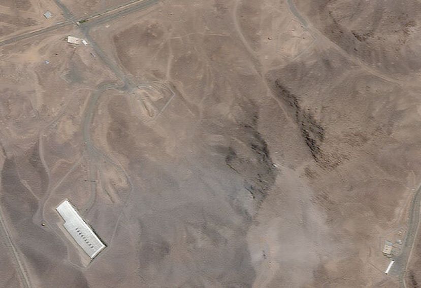 美国袭击伊朗福尔多地下核设施后卫星影像。