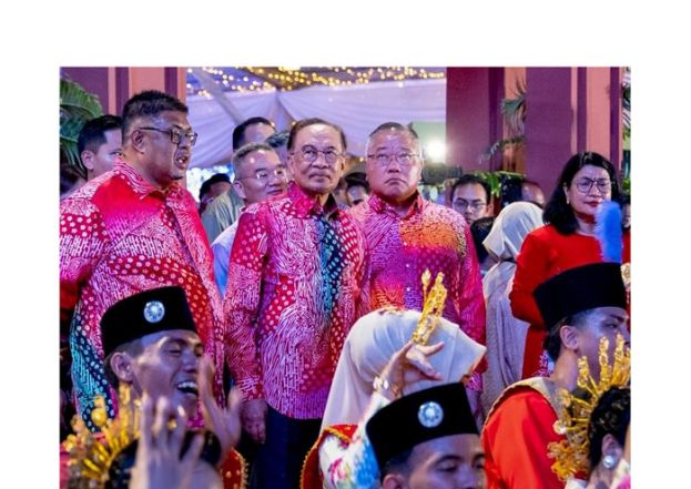 首相安华(中)主持2026大马旅游年推介礼。其右为张庆信。