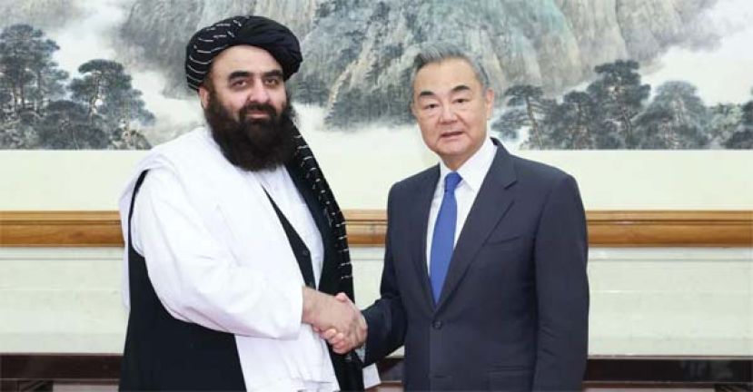 中国外交部长王毅（右）21日在北京会见阿富汗代理外长穆塔基（左）。