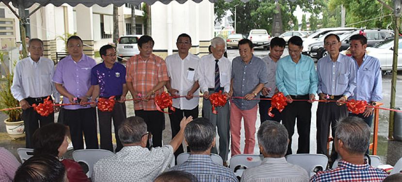 联合剪彩仪式。左起为古晋中中校董会署理主席本曼查高伟宁、晋汉连省华小董联会会长蔡文铎、古晋中华第一中学校长叶宗元、古晋中华小学校董会主席王长福、古晋中中校董会主席拿督黄良杰、砂拉越知名书法家沈保耀、古晋中中校董会执行顾问黄张金发、赞助人胡文英、古晋兴安会馆执行顾问郑瑞金、古晋兴安会馆署理主席郭兴开及赞助人陈添源。