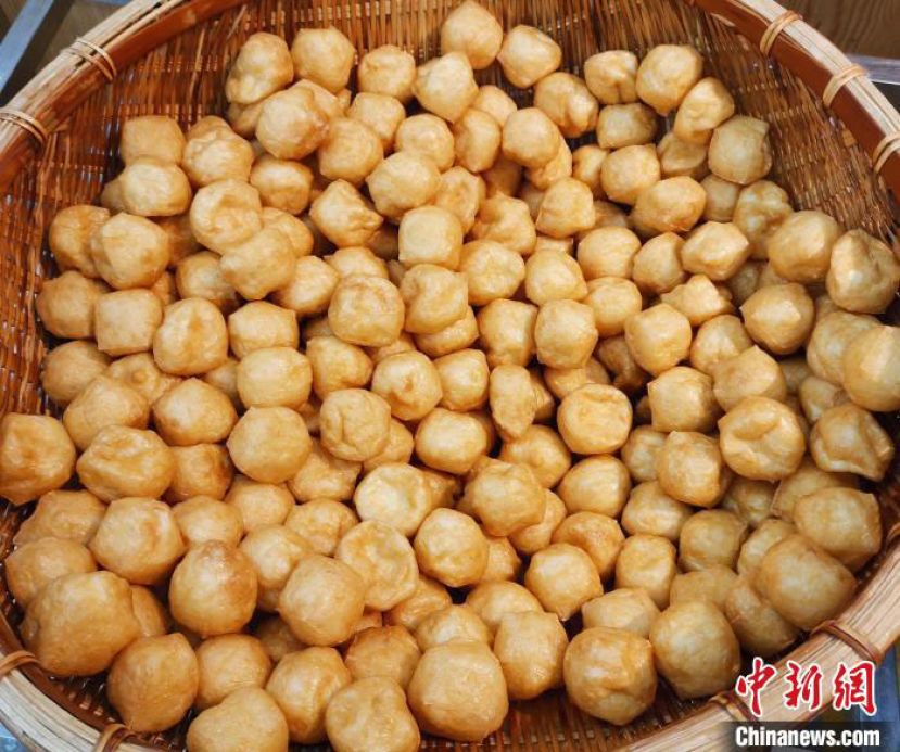 广东信宜大成镇双乐村豆炸食品厂制作的豆炸。