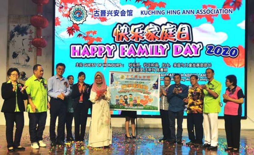 拿督斯里法蒂玛陈赛明（前排左五）、古晋南市市长拿督黄鸿圣（右五）、古晋兴安会馆会长黄张金发（右四）、活动总协调郑秀萍（前排左四）、首长署政治秘书陈开（前排左三）等人为古晋兴安会馆快乐家庭日活动主持开幕礼后合照。