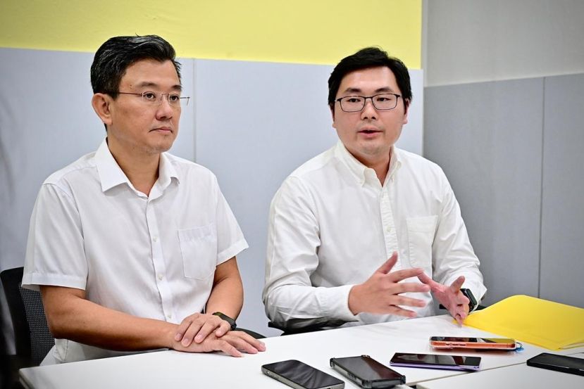 黄笃荣（右）与杨岩彬（左）召开新闻发布会。