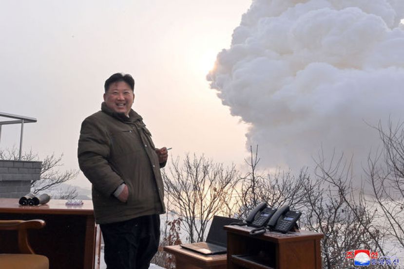 金正恩15日上午前往西海卫星发射场亲自视察高功率固态燃料引擎喷射实验。