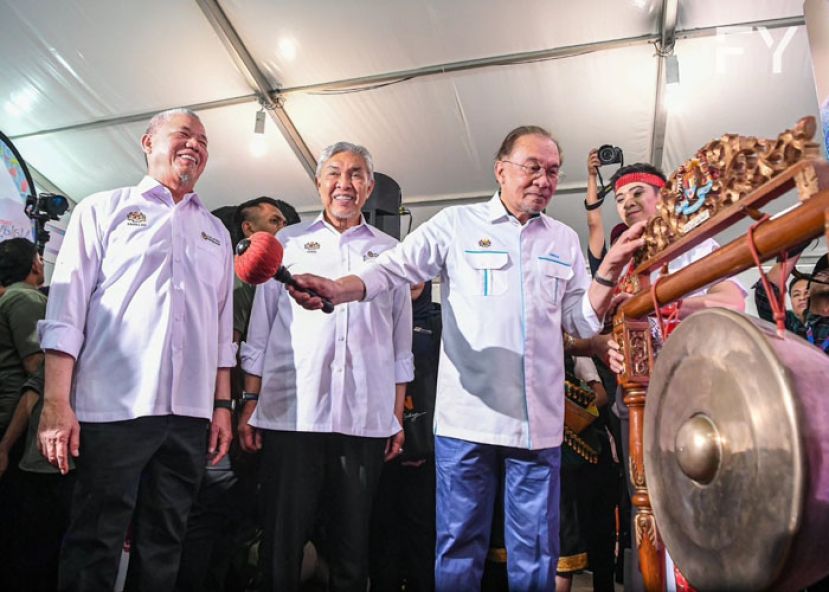 首相安华(右1)为&ldquo;与民同在共振昌明&rdquo;计划主持闭幕礼。左1、2分别为法迪拉和阿末扎希。