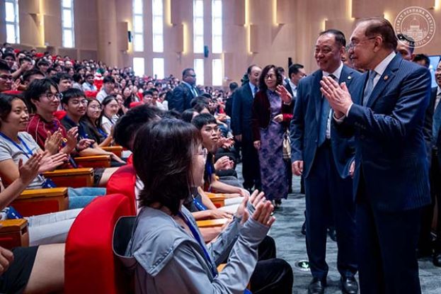 ●首相安华在天津大学与学生们互动。