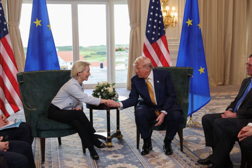 美国总统特朗普会晤欧盟执委会主席，双方达成贸易协议，美对欧盟关税砍半，直接降至15%。