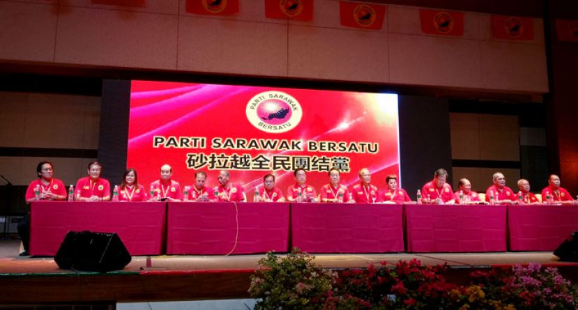 砂全民团结党党员代表大会，主席台一瞥，左起;是砂人民自强党前代主席邦宜伯亚、周启明博士、李素霞，拿督史威特恩特里、拿督佐瑟恩都鲁、拿督玛瑟古扎、莱侬米纳、罗君华、拿督斯里黄顺舸、拿督张泰卿、佐尼戈莱侬、曾华谈、威廉雅劳、迪基拉菲、拿督克里斯多弗和本固鲁邱民伟。