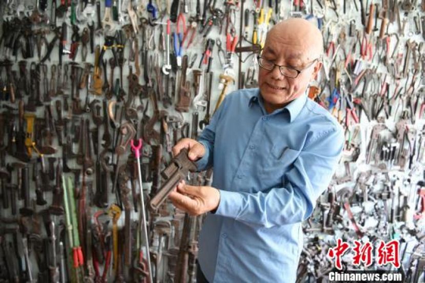 王志英展示他收藏的工具。