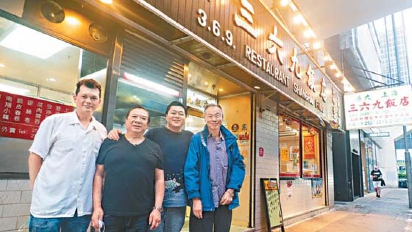 （左起）表哥、姑丈、阿富及戴德四人合力打理饭店，齐心协力。