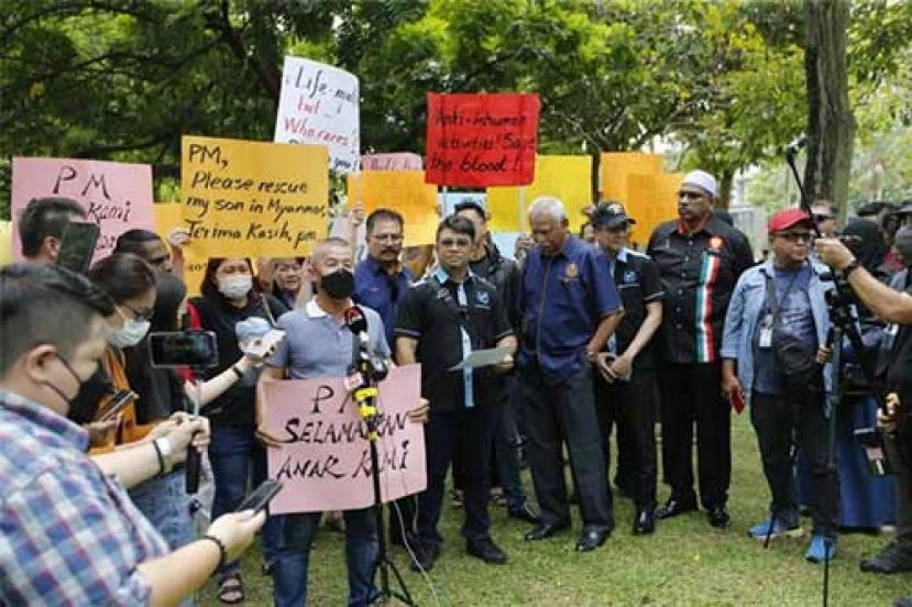 ●数非政府组织向首相提呈备忘录，要求尽快拯救滞留国外的大马“猪仔”。