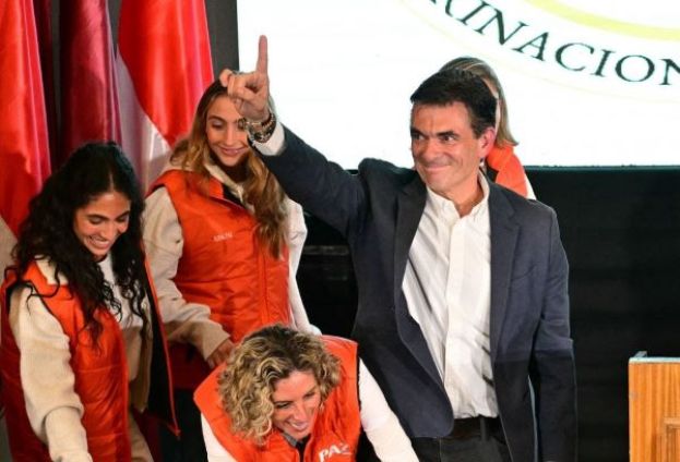 终结20年社会主义，玻利维亚选出亲商总统。