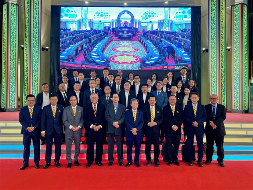 人联党古晋支部成员参观砂拉越议会