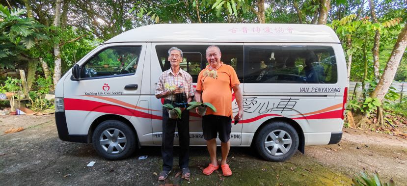 90岁的谢国宝（左）为善不落人后，将售卖其裁种的胡姬及自酿酱油。