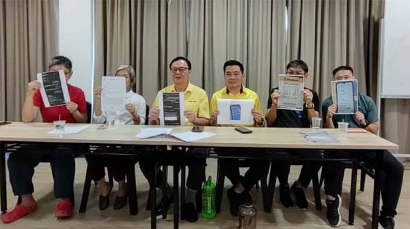 在峇都吉当区议员拿督罗克强（左三）以及巴达旺市议员庄育华（右三）的陪同下，受害人和家属召开新闻发布会时影。