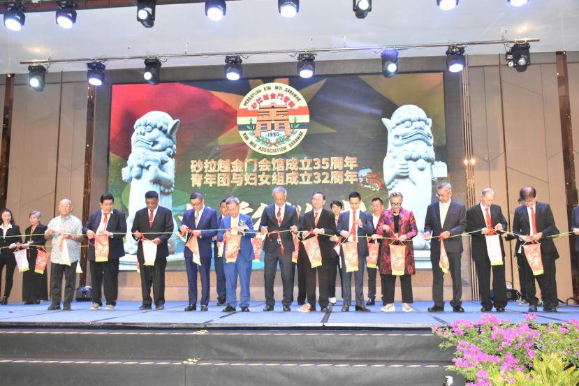 拿督阿玛沈桂贤（中）与嘉宾们联合拉彩。