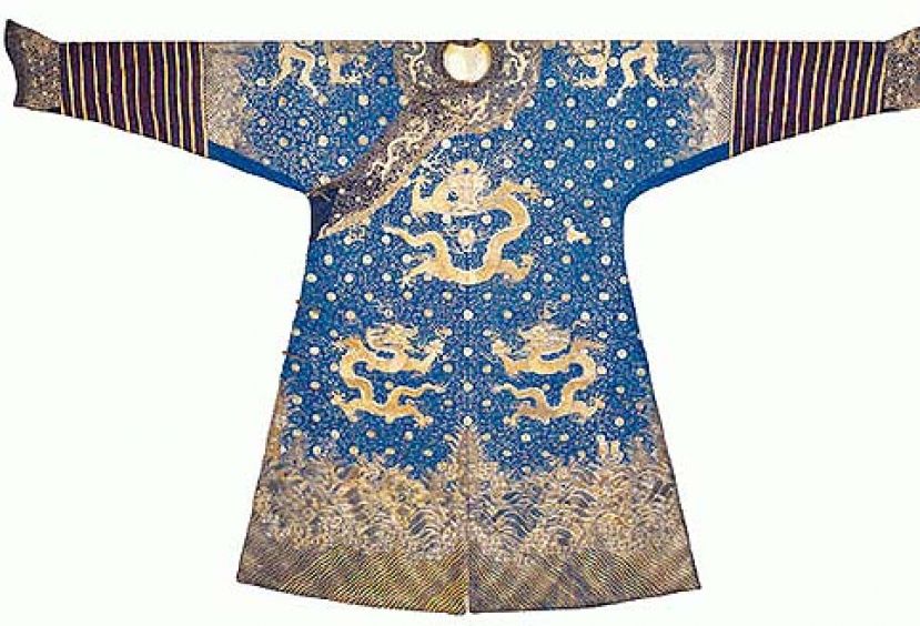 图示：乾隆“御制蓝绸捻金银绣金龙十二章吉服袍”龙袍绣有九条龙，上面缀满珠子。