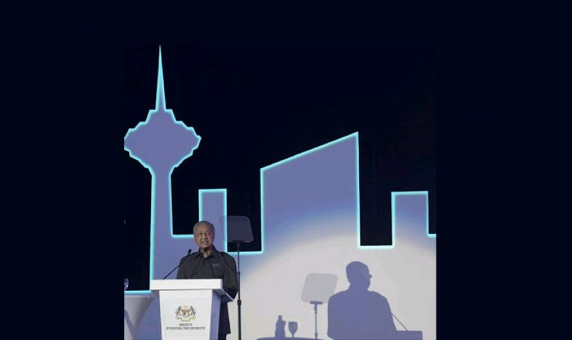 首相敦马哈迪在推介《2020国家汽车工业政策》上致词。