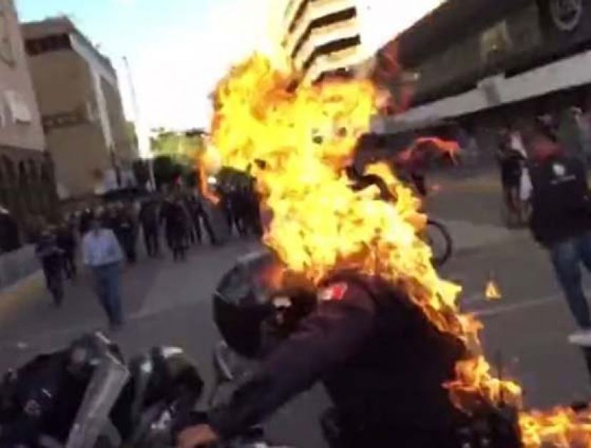 警员遭淋易燃液体，身体着火。