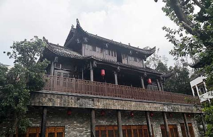 ●客家小镇这栋“南香楼”高8米、宽13米、深度6米，是一栋木瓦结构的古建筑，距今已有120多年的历史。