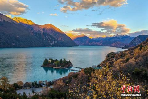 西藏林芝巴松措景区迎来晚霞风光。
