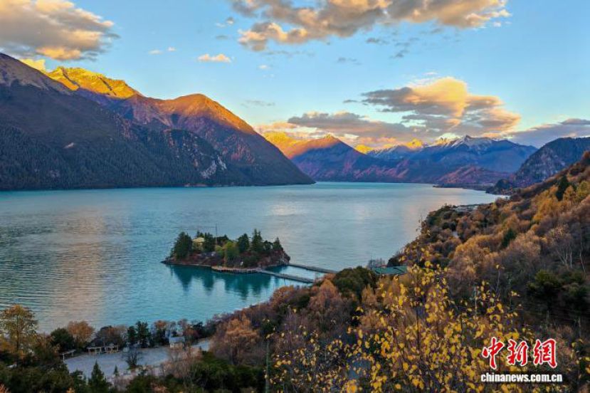 西藏林芝巴松措景区迎来晚霞风光。